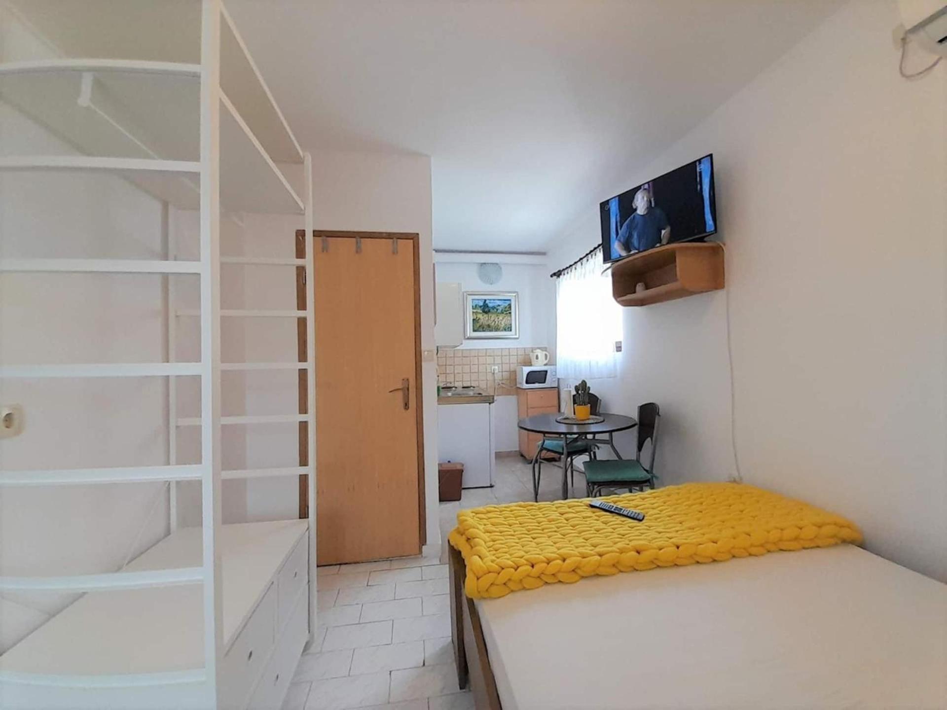 Lovely Studio Malina Close To The Beach Krk Town Exterior photo